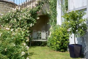 notre Gite de Charme "Le Bonheur de Ronsard" et son jardin fleuri et frais qui vous permettra de gouter à la douceur de vivre en Val de Loire: