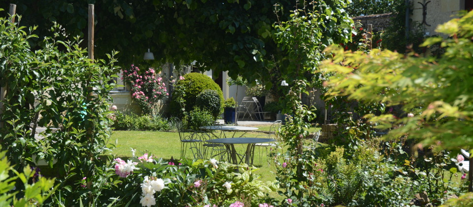 superbe jardin fleuri et arboré en Touraine du Sud