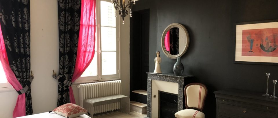 Gîte de charme Au Bras du Tilleul : magnifique chambre rose et noire, élégante et raffinée