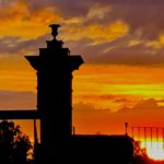 le portail de La Pénesais et le ciel orange au couchant