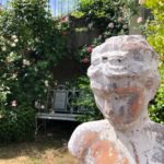La Pénesais - le jardin fleuri et ses statues