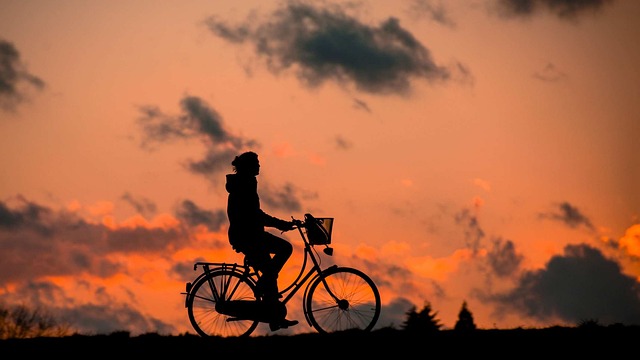 Silhouette cycliste au soleil couchant