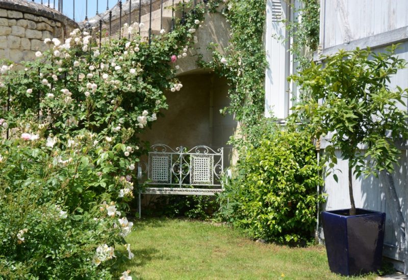 notre Gite de Charme "Le Bonheur de Ronsard" et son jardin fleuri et frais qui vous permettra de gouter à la douceur de vivre en Val de Loire: