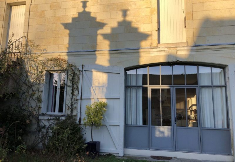 notre Gite de Charme "Le Bonheur de Ronsard" et son jardin arboré qui vous permettra de gouter à la sérénité de la vie en Val de Loire, et de profiter de la lumiére exceptionnelle de la LOire:
